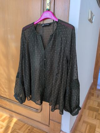Blusa Zara verde militar, semitransparente lunares