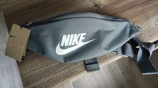 Riñonera Nike Gris