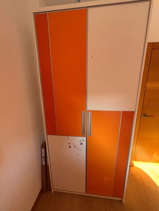 Armario infantil naranja y blanco