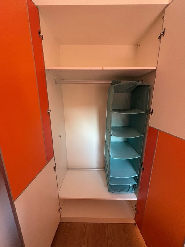 Armario infantil naranja y blanco