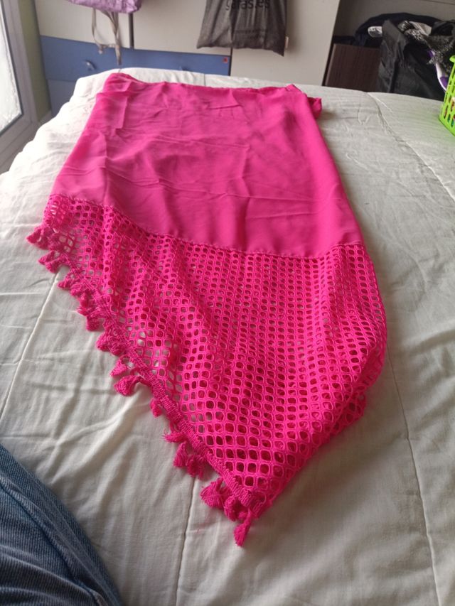Pareo fucsia con detalles de crochet