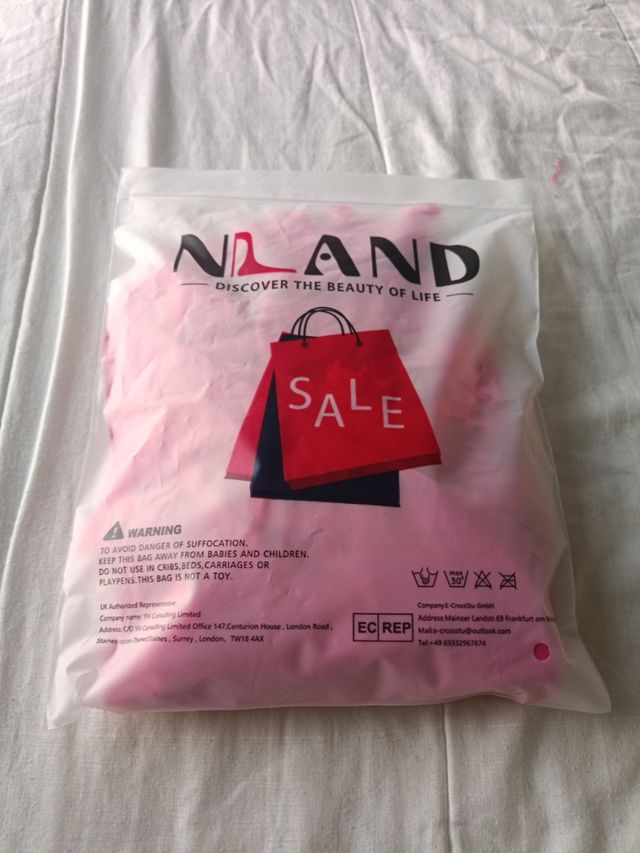 Pareo fucsia con detalles de crochet