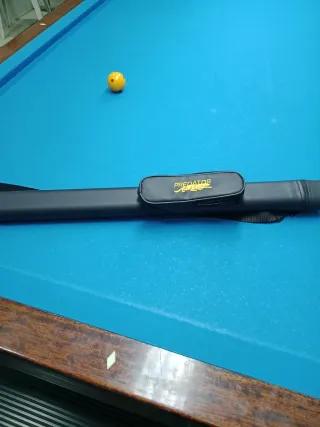 Taco de billar y guante