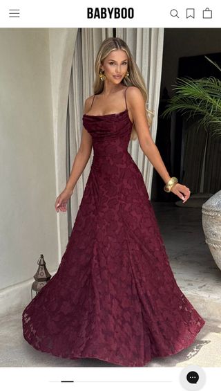 Vestido largo burdeos invitada