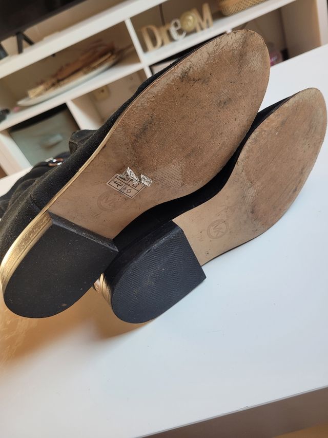 Botas Michael Kors negras con detalles dorados