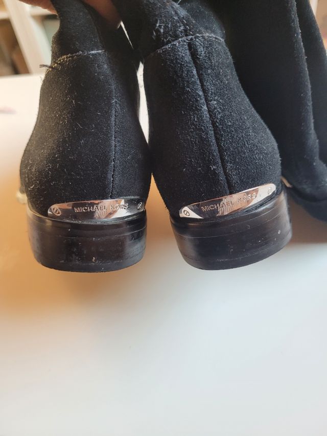 Botas Michael Kors negras con detalles dorados