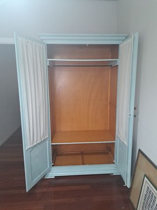 Armario de madera y cristal azul