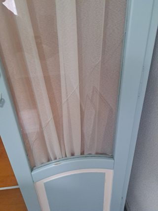 Armario de madera y cristal azul