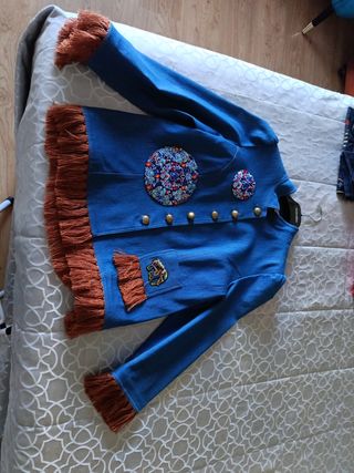 Chaqueta vaquera con flecos y parches