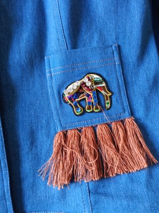 Chaqueta vaquera con flecos y parches