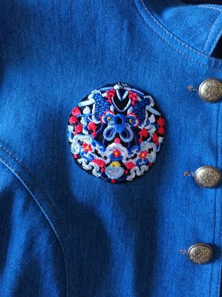Chaqueta vaquera con flecos y parches