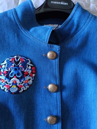 Chaqueta vaquera con flecos y parches