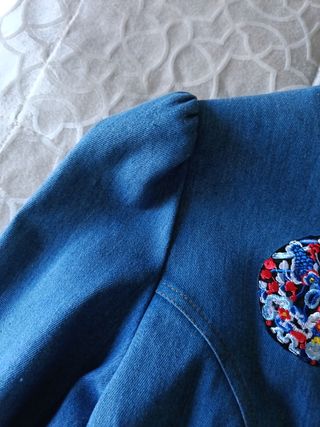 Chaqueta vaquera con flecos y parches
