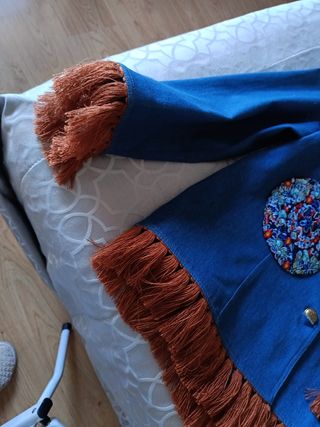 Chaqueta vaquera con flecos y parches