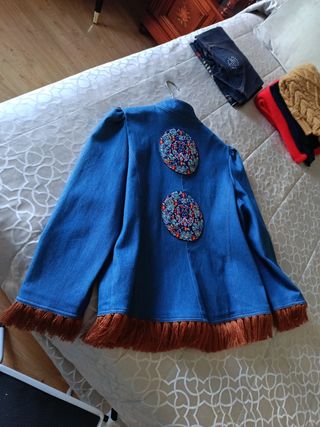 Chaqueta vaquera con flecos y parches