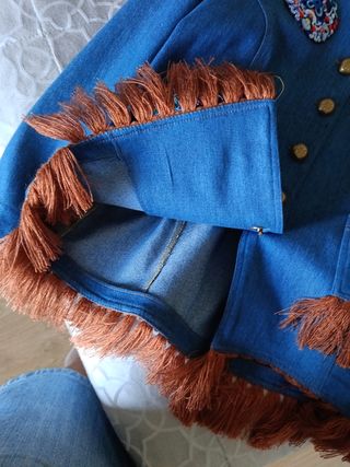 Chaqueta vaquera con flecos y parches