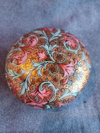 Ciotola con coperchio decorata