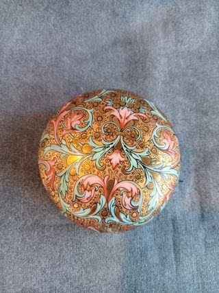 Ciotola con coperchio decorata