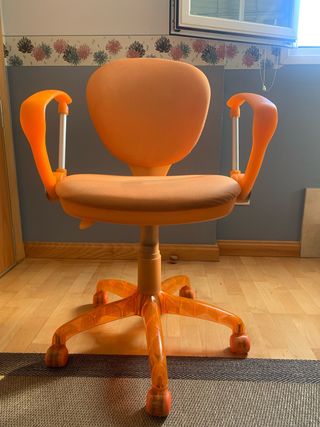Silla de escritorio naranja y transparente