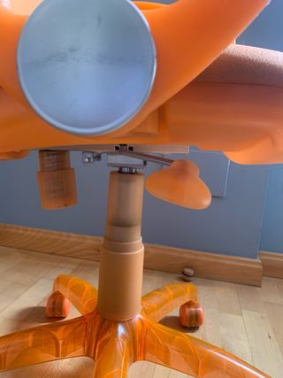 Silla de escritorio naranja y transparente
