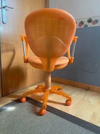 Silla de escritorio naranja y transparente