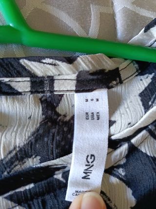 Camisa Mango estampada y vaporosa 
