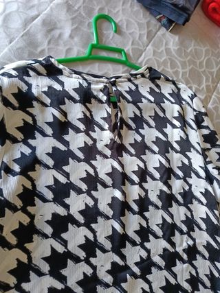 Camisa Mango estampada y vaporosa 