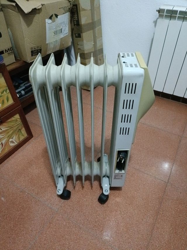 Radiador de aceite beige y blanco