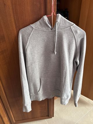 Felpa grigia con cappuccio