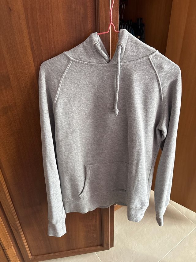 Felpa grigia con cappuccio