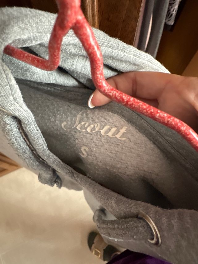 Felpa grigia con cappuccio