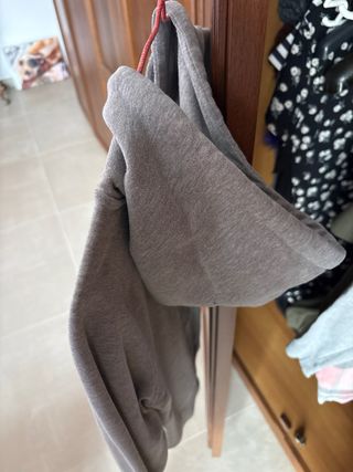 Felpa grigia con cappuccio