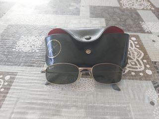 Gafas de sol Ray-Ban negras y plateadas de hombre.
