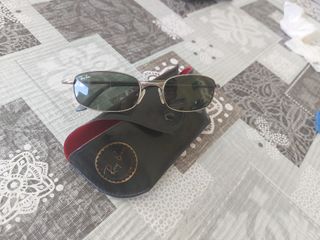 Gafas de sol Ray-Ban negras y plateadas de hombre.