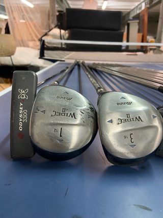 Juego de palos de golf Mizuno y Odyssey