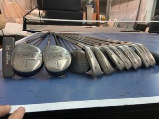 Juego de palos de golf Mizuno y Odyssey