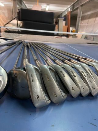 Juego de palos de golf Mizuno y Odyssey