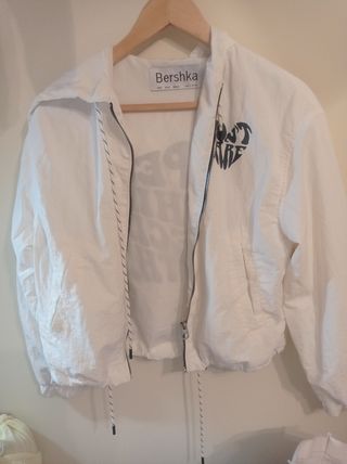 Cazadora Bershka blanca talla S