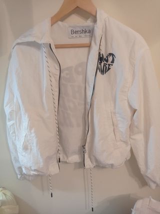 Cazadora Bershka blanca talla S