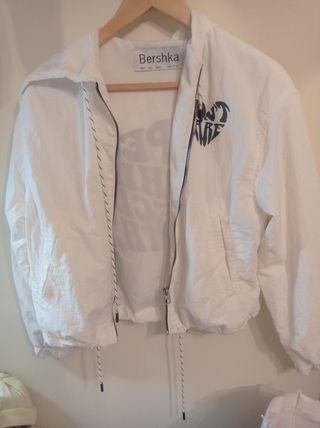 Cazadora Bershka blanca talla S