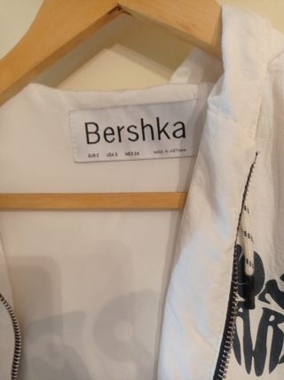 Cazadora Bershka blanca talla S