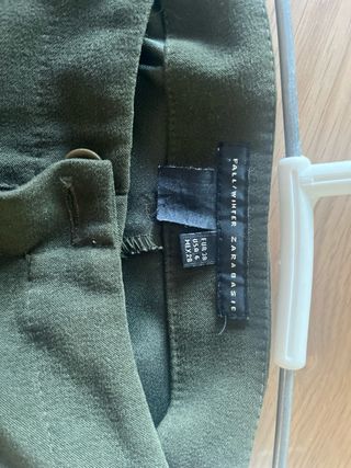Pantalón Zara, 38 Verde Oliva
poliéster y elastano