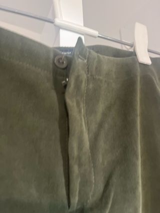 Pantalón Zara, 38 Verde Oliva
poliéster y elastano