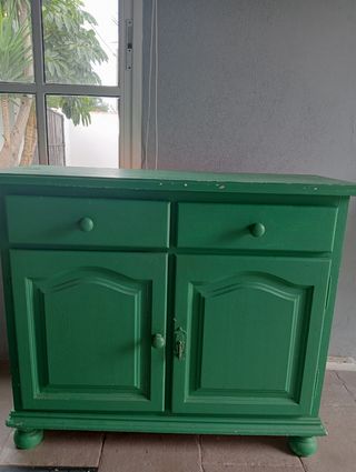 Vitrina verde de madera