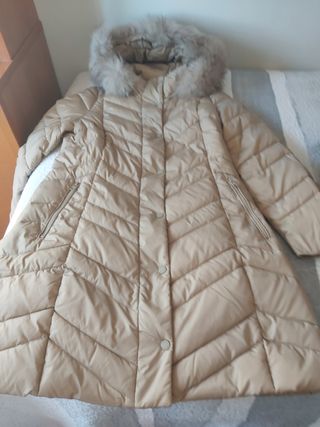 Plumífero beige Pedro del Hierro con capucha