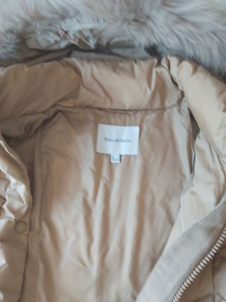 Plumífero beige Pedro del Hierro con capucha