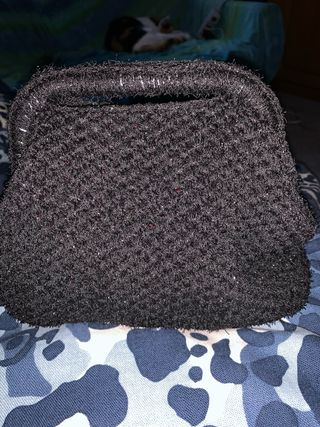 Clutch nera effetto peloso e lurex