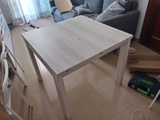Mesa de comedor de madera