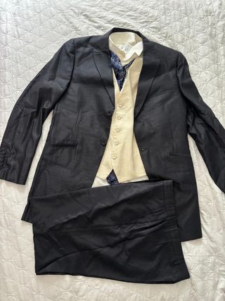 Traje de novio azul marino y blanco c