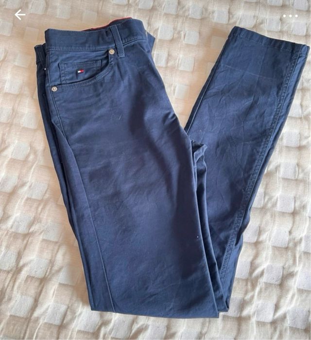 Pantalón azul marino.